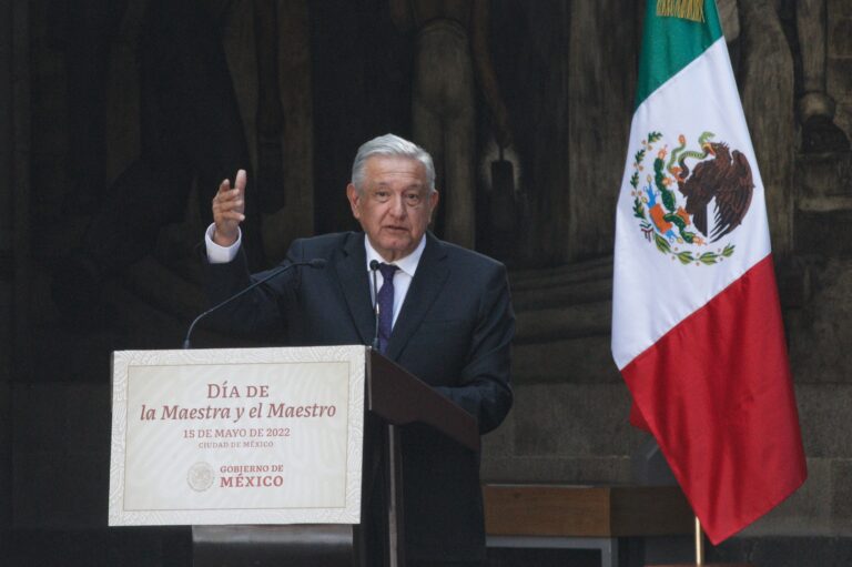 Asiste Gobernador a la celebración nacional del Día de la Maestra y el Maestro