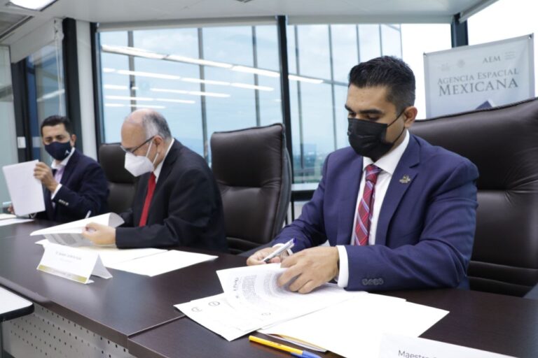 UPQ y UNAQ firman convenio con la AEM para lanzar nanosatélite