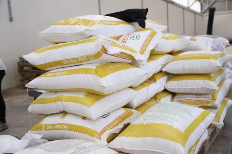 Entrega SEDEA apoyo de fertilizante a productores de Huimilpan