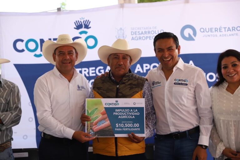 SEDEA entrega apoyo de fertilizante a productores de Pedro Escobedo.