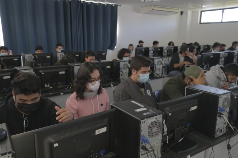 Alumnos de Software y Robótica Computacional de la UPSRJ se certifican en MENDIX