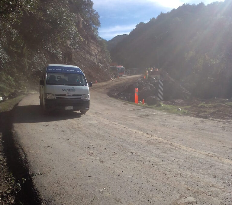 Se reanuda circulación vehicular en la Carretera Federal 120 SJR – Xilitla tras remoción de escombros por derrumbe