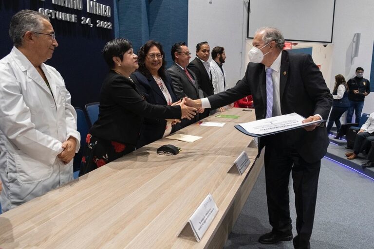 Entrega SESA Reconocimientos al Mérito Médico