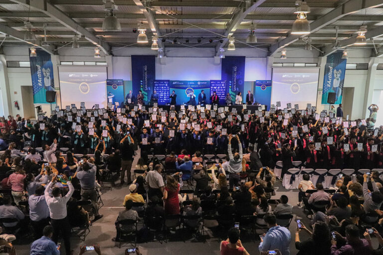 Egresan 603 nuevos profesionistas de la UTSJR