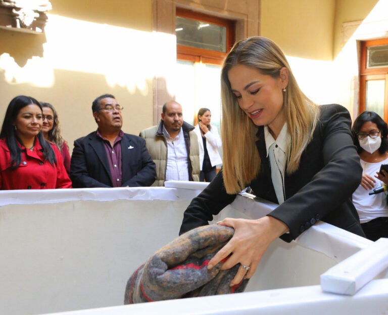 Recibió Car Herrera cobijas de COPARMEX y CANACO