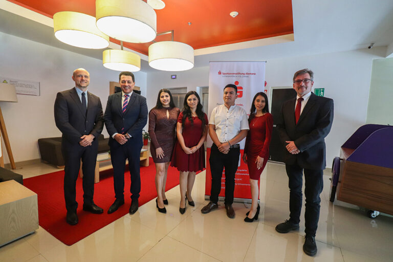 Alumnos de la UTSJR se gradúan en modelo dual