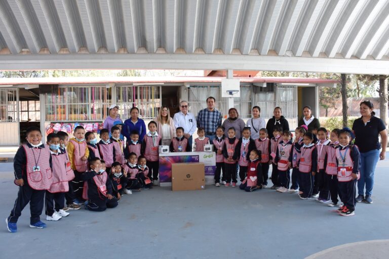 Equipa USEBEQ con computadoras preescolar en Amazcala