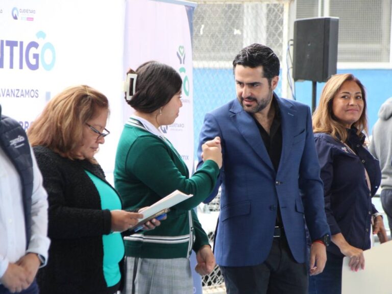 Entrega SEDESOQ mil 716 tabletas electrónicas a estudiantes de San Juan del Río