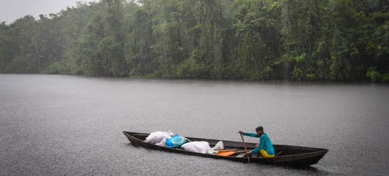 En bote, tractor o por avión: la ayuda humanitaria llega hasta las comunidades indígenas más remotas en Guyana