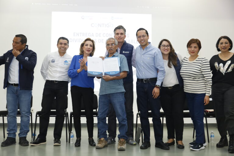 Encabeza Josué Guerrero entrega de contratos de agua en Corregidora