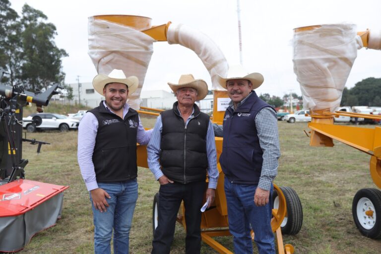 Entrega SEDEA apoyos en Amealco con el Programa Dinamismo