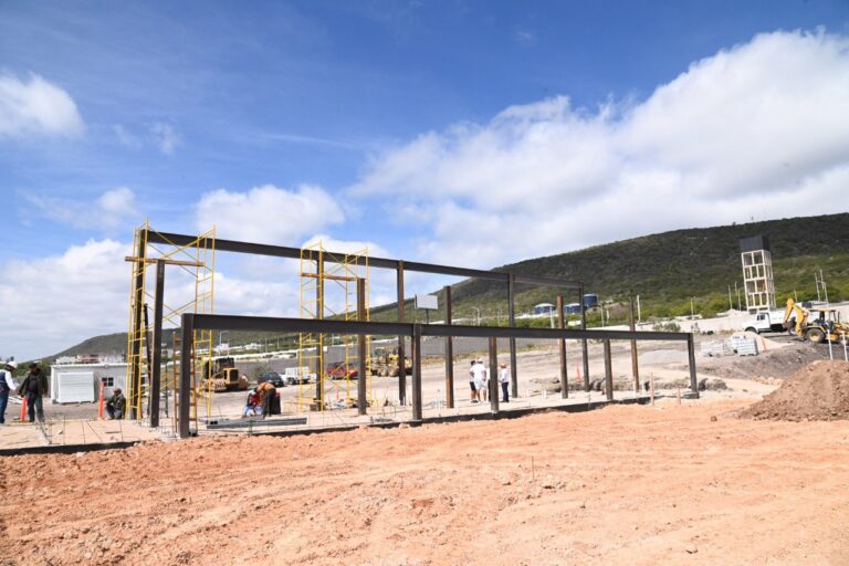 Autoridades de la CEI supervisan construcción de cancha de fútbol en La Pradera