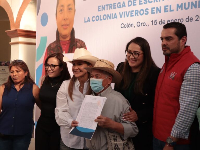 Entrega titular de SEDESOQ escrituras públicas en Colón