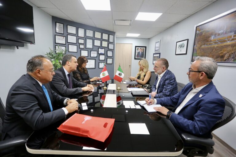 Querétaro estrecha relaciones con Perú