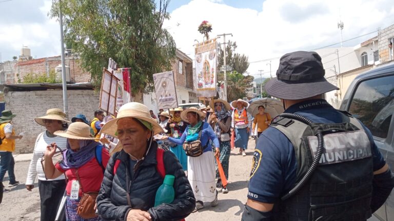 Avanzan columnas de las y los peregrinos por el semidesierto