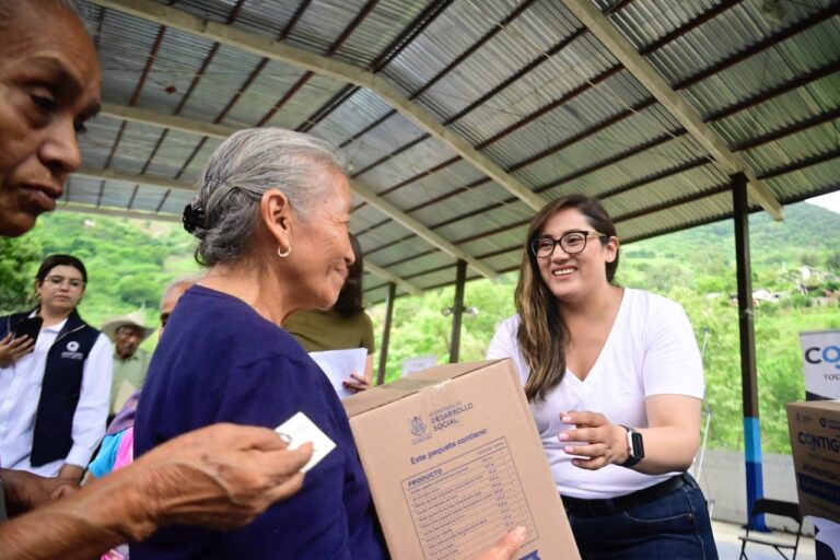 Entrega SEDESOQ apoyo alimentario en Pinal de Amoles