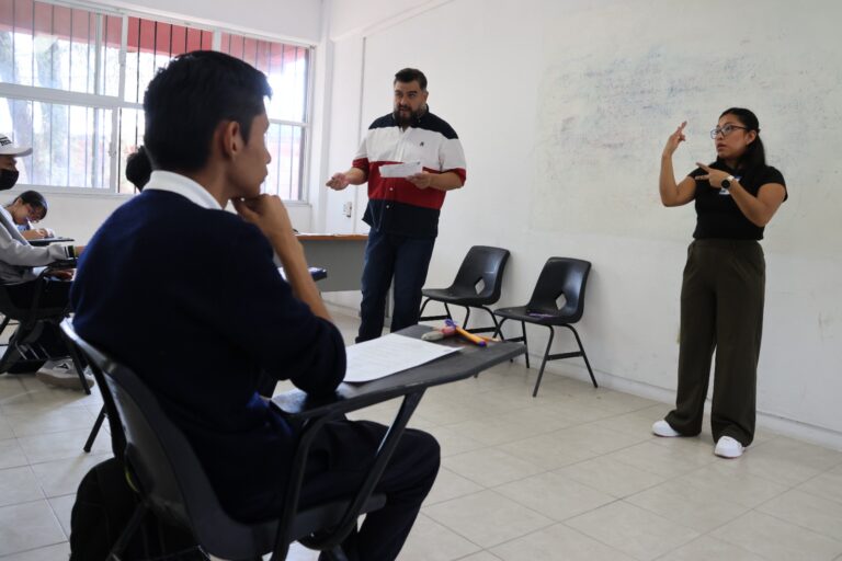 Convocan SEDEQ y COPARMEX a postular por becas