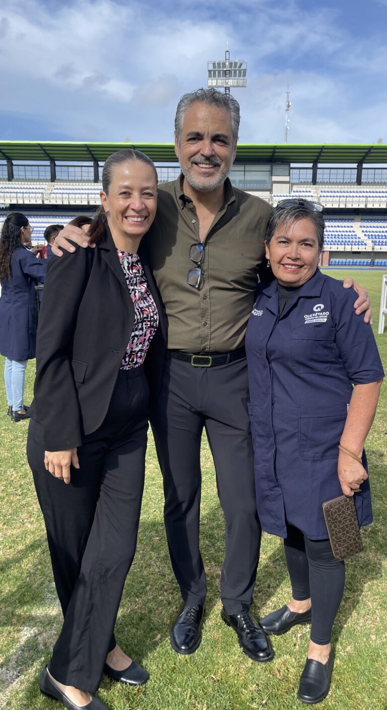 Entrega Oficial Mayor uniformes a trabajadores operativos