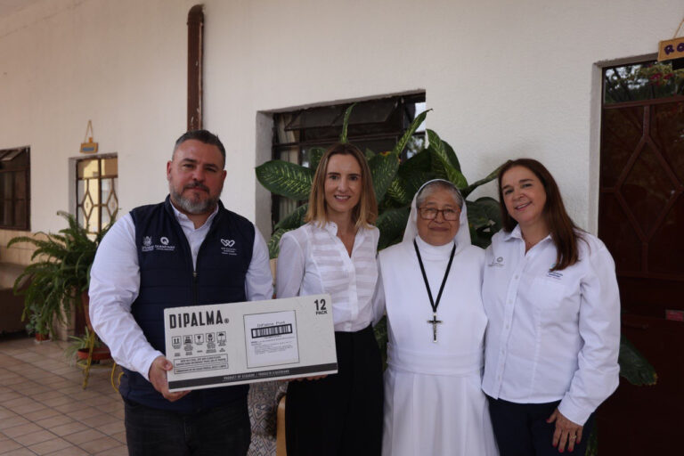 Reciben adultos mayores apoyo de la Asociación de Cónyuges Diplomáticos