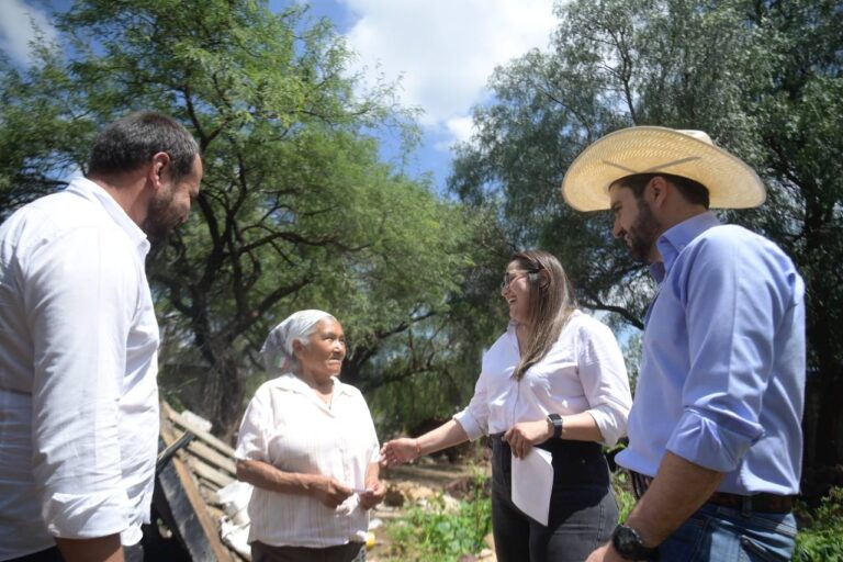 Titular de SEDESOQ realiza recorrido por cuartos prefabricados
