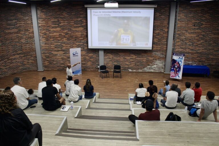 Realiza INDEREQ clínica deportiva con atleta olímpico mexicano