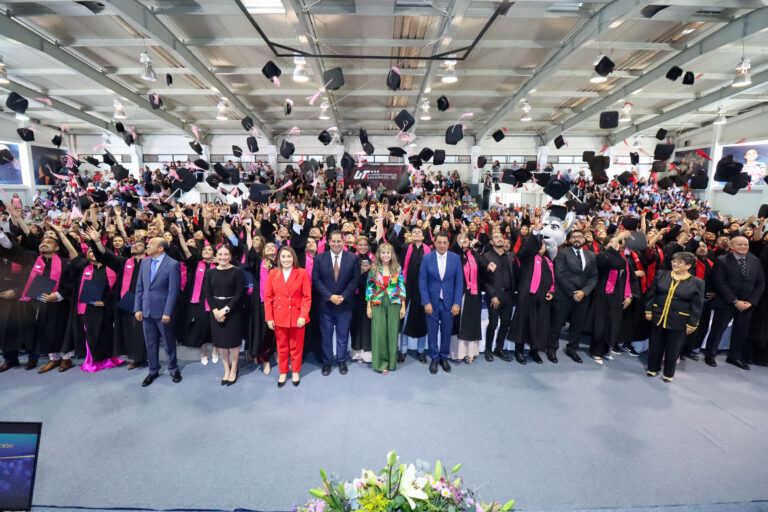 Egresados de UT San Juan impulsan desarrollo social: Fernando Ferrusca