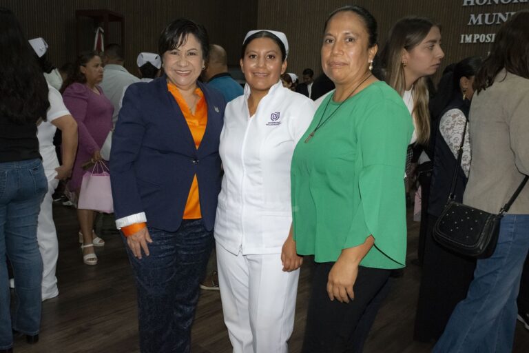 Secretaria de Salud encabeza ceremonia en Universidad de las Mujeres