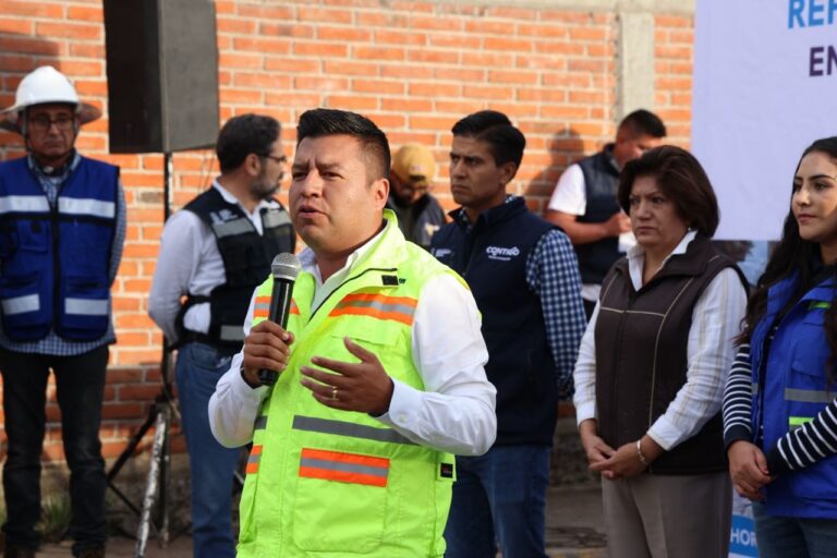Mejoran vialidad y servicios con rehabilitación de calle en Huimilpan