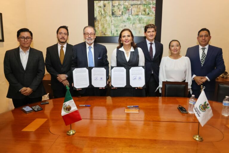 Firma Martha Soto convenio de colaboración con la Universidad de la Rioja