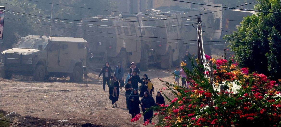 Los colonos judíos asedian a familias palestinas en su propia tierra mientras los soldados israelíes miran y rezan con ellos