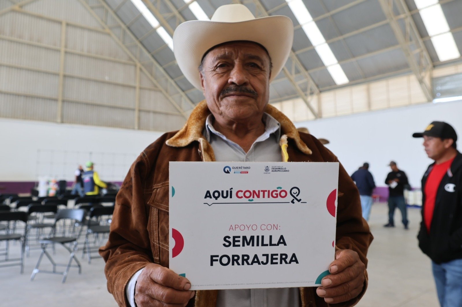 Apoya SEDEA con semilla e implementos agrícolas en El Marqués