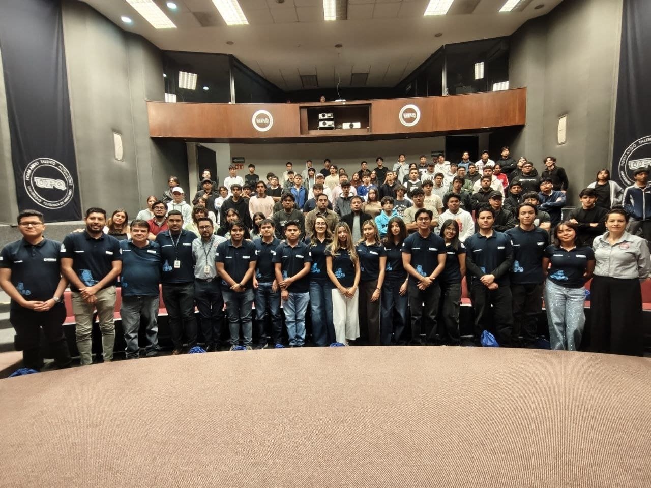 Abanderan a equipo de la UPQ para la BAJA SAE en Ohio